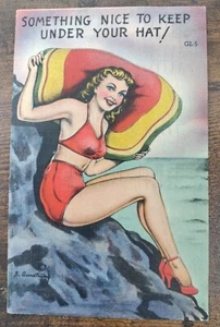 Sexy postal de 1945 para mujeres algo agradable para mantener bajo tu sombrero GL-5 arte Armstrong - Imagen 1 de 11