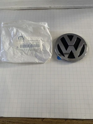 Оригинальный подъемный борт задней двери 2006 - 2011 Volkswagen Routan 1-05113462 AA - Изображение 1 из 2