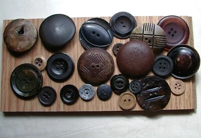 Variety 23 Antique buttons Rubber, Shell, Bone, Wood, Glass, others - Image 1 of 4