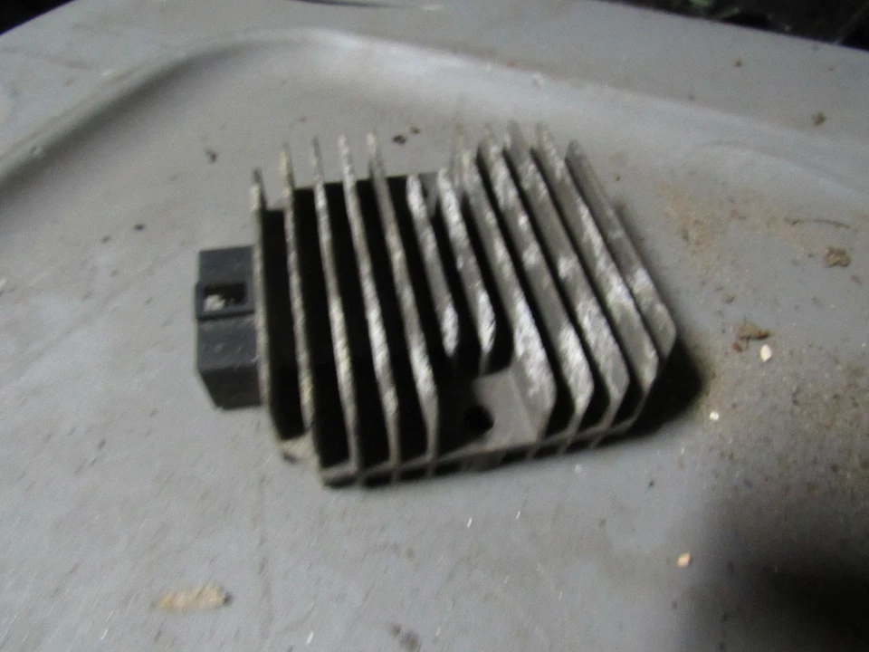 Kawasaki ZN700 LTD 1985 regulador de voltaje rectificador Foto 1 de 1