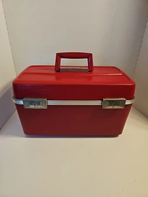 VINTAGE TOWNCRAFT TRAVEL CASE.  RED WITH WORKING LOCKS AND KEY. - Image 1 of 4