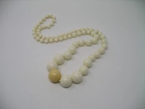 Collar de cuentas blancas cremosas de baquelita Lucite grande anudado a mano vintage años 60 - Imagen 1 de 7