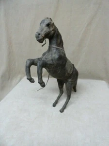 Escultura vintage de estatua de caballo de cuero con silla de montar muy única - Imagen 1 de 10