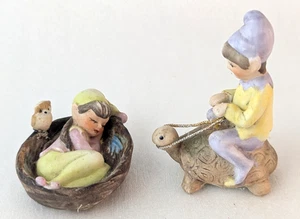 Coppia di statuine Josef Originals Elfo Fata Pixie con tartaruga e gufo - Foto 1 di 9