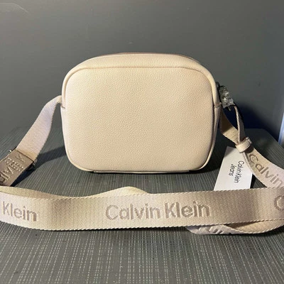 Bolso cruzado para mujer Calvin Klein rosa sobre el hombro  Foto 1 de 3