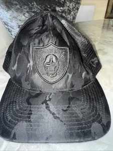 OAKLAND LAS VEGAS RAIDERS NFL NEW ERA 9FORTY BLACK ON BLACK STRAPBACK CAP HAT - Picture 1 of 4