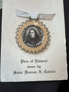 St. F. X. Saint Frances Xavier Cabrini ex indumentis Kleidung Reliquie Abzeichen Medaille - Bild 1 von 7