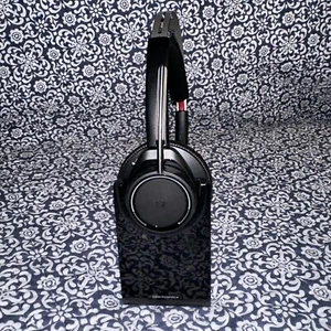 Plantronics Voyager Focus UC B825 Bluetooth Headset 203079-101 WITH STAND #J490 - Picture 1 of 4