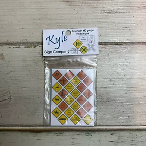 UNCUT, LAMINATED, AMERICAN ROAD SIGNS, HO GUAGE , NEW UNOPENED PACK. - Foto 1 di 2
