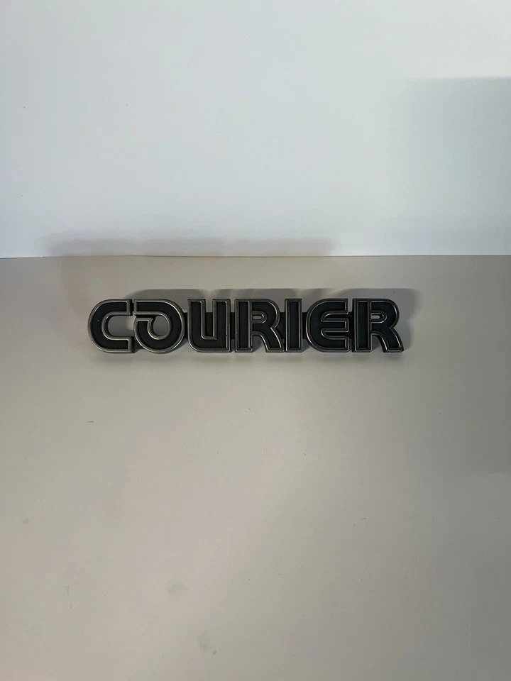 Ford Courier 1979 1980 guardabarros emblema placa de identificación de plástico insignia Foto 1 de 4