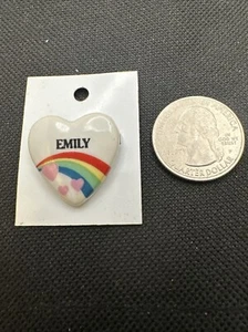Prendedor con nombre corazón arco iris vintage años 80 “Emily” para sombrero bolso chaqueta camisa - Imagen 1 de 2