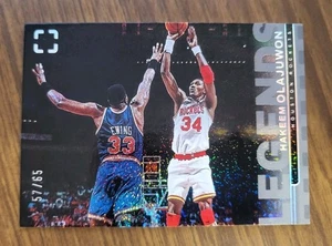 2024-25 Panini Photogenic Hakeem Olajuwon Legends SP Stardust #57/65 Rockets - Foto 1 di 2