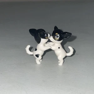 Barbie Mattel Puppe CookieSwirlC Spielset Zubehör -- 2 Stück schwarz weiße Hunde - Bild 1 von 2