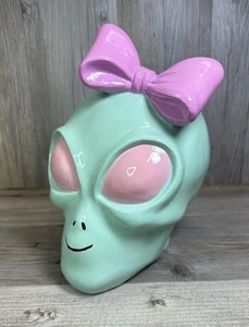 Viral Alien Head W/ Bow Halloween Summerween Decor - Picture 1 of 7