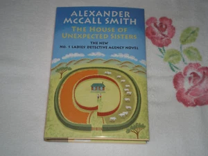 THE HOUSE OF UNEXPECTED SISTERS by ALEXANDER MCCALL SMITH *SIGNED* - Foto 1 di 2