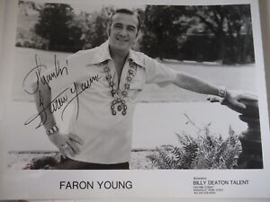 FARON YOUNG AUTOGRAPHED PHOTO  (1932-1996)