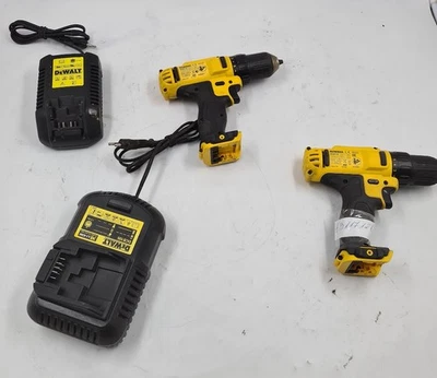 Lot De 4 DEWALT Sans Outils - 2 DCD710 Perceuses, 2 Chargeurs, Utilisé Travail - Photo 1/4