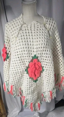 Poncho vintage hecho a mano grueso tejido ganchillo rosas chal boho flecos OS Foto 1 de 4