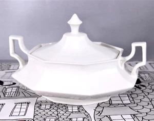 Johnson Bros. Covered Oval Vegetable BOWL Heritage White, Made in England MINT! - Bild 1 von 9
