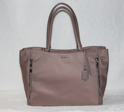 Bolso de Mano de Viaje Grande TUMI Voyageur Valetta Bolso para Laptop Malva Claro con Plateado Foto 1 de 4