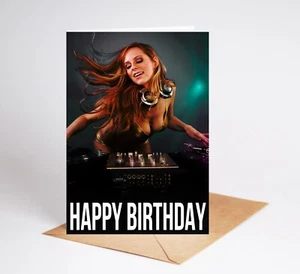 Sexy Bonita Chica DJ Divertida Ruda Descarada Tarjeta de Cumpleaños Hermano Amigo Papá BC891 - Imagen 1 de 3