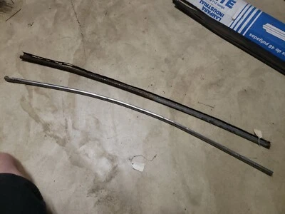 Original 1938 1939 Ford Deluxe placa de arranhão acabamento e tira de montagem, lado do passageiro - Imagem 1 de 4