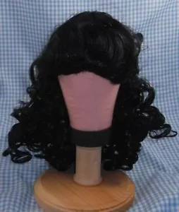 VINTAGE schwarze PUPPENPERÜCKE Gr. 15 Pony & lockige lange Frisur TALLINAS im Paket - Bild 1 von 4