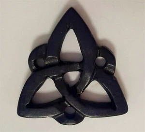 VINTAGE GENUINE BLUE JADEITE CHINESE JADE 31mm. CARVED TRINITY KNOT PENDANT D348 - Picture 1 of 3