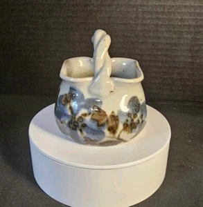 Cesto portagioie Studio Art Pottery blu e marrone floreale con manico di Cindy Angliss - Foto 1 di 7