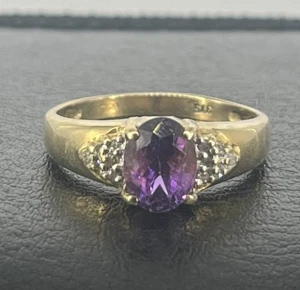Anillo de oro amarillo de 9 quilates con amatista de 1,25 quilates y diamantes de 0,05 quilates, talla P del Reino Unido 1/2, 2,7 g - Imagen 1 de 5