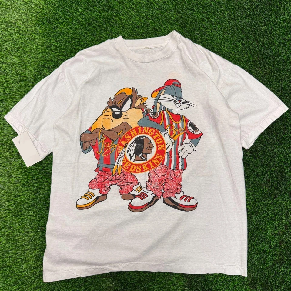 Camiseta Washington Redskins Looney Tunes Taz & Bugs QT5228 Foto 1 de 3