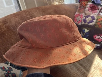 Auténtico sombrero de cubo Dooney & Bourke DB logotipo de firma monograma naranja Foto 1 de 4