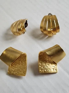 2 PAIR LARGE VTG Textured*Gold Tone*Clip on Earrings ONE RIBBED 1 1/2" MINT - Picture 1 of 10