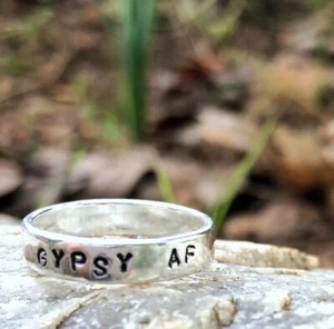 GYPSY AF Ring Erwachsene Größe 5 Sterlingsilber graviertes Band handgestempelt Zitat NEU - Bild 1 von 5