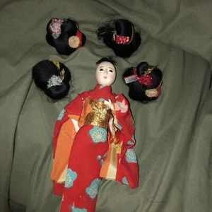 Antigua muñeca geisha japonesa en kimono de seda ¡4 pelucas! ¡INUSUAL! Hecho a mano años 50 - Imagen 1 de 17