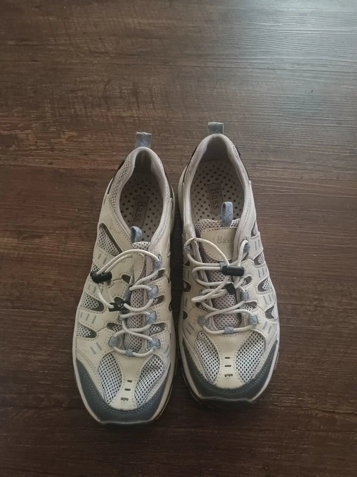 ladies bass tennis shoes. Size 6 - Image 1 of 4