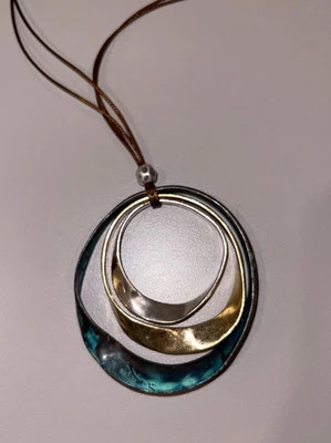 NWT New J.Jill Adjustable Green Gold & Silver Pendant Necklace Brown Cord Foto 1 de 4