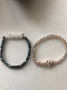 Avon Studio 1886 „Gesegnet“ „Dankbar“ dehnbares Kristallarmband 2 Stück - Bild 1 von 1