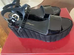 Sandalias de plataforma FERRAGAMO charol Tropea en charol negro talla 6.5B - Imagen 1 de 9