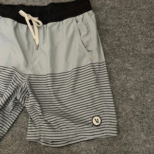 Pantaloncini da allenamento Vuori Kore pantaloncini da tavola a righe uomo ABC 7" cuciture interne - Foto 1 di 8