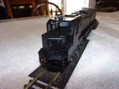 РЕДКИЙ ВИНТАЖНЫЙ КОЛЛЕКЦИОННЫЙ HOATHEARN EMD DD40 DIESEL - СОВЕРШЕННО НОВЫЙ В КОРОБКЕ - Изображение 1 из 4