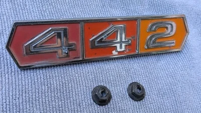 Oldsmobile "442" 1966 cuarto trasero emblema de aluminio pieza OEM # 7602884 GM fabricante de equipos originales Foto 1 de 4