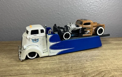 Maisto 1/64 All Stars Elite Transport COE Flatbed & 1936 Chevy Pickup Truck 1:64 - Imagem 1 de 4