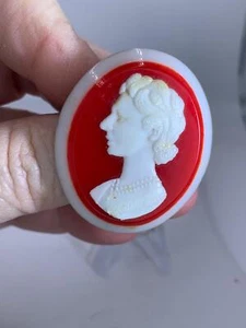 Cameo Lady's Face Hand Carved White on Red Very Old Vintage Gold Brooch M-4151 - Picture 1 of 5