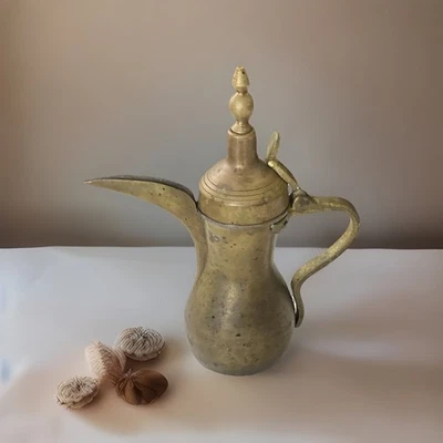 "Antigua cafetera Dallah árabe islámica de latón macizo estampada y fechada 1930 9""" Foto 1 de 4