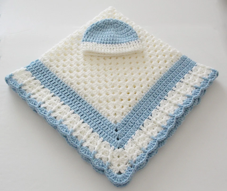 Manta y sombrero lavables de ganchillo Just Right4 Baby blanco con azul 35"x35" Foto 1 de 4