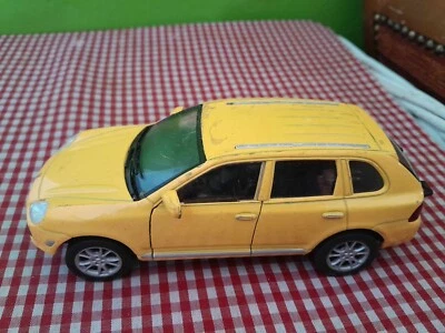 porsche cayenne turbo welly 1;24 gialla - Immagine 1 di 4