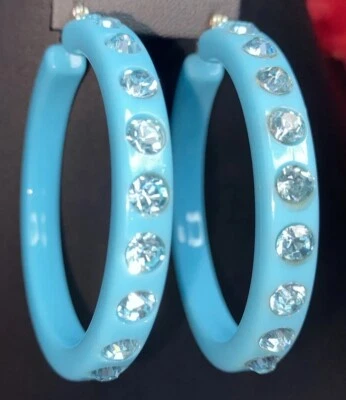 绿松石蓝色亚克力环状耳环带蓝色水钻 2 1/2 英寸二手状况完好 — 第 1/4 张图片