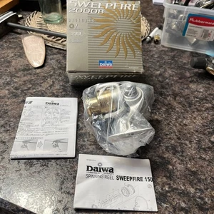 Carrete giratorio Daiwa SweepFire 2000-2B nuevo - Imagen 1 de 7