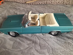 Pontiac GTO Cabrio 1965 scala 1:18 di Maisto azzurro - Foto 1 di 12